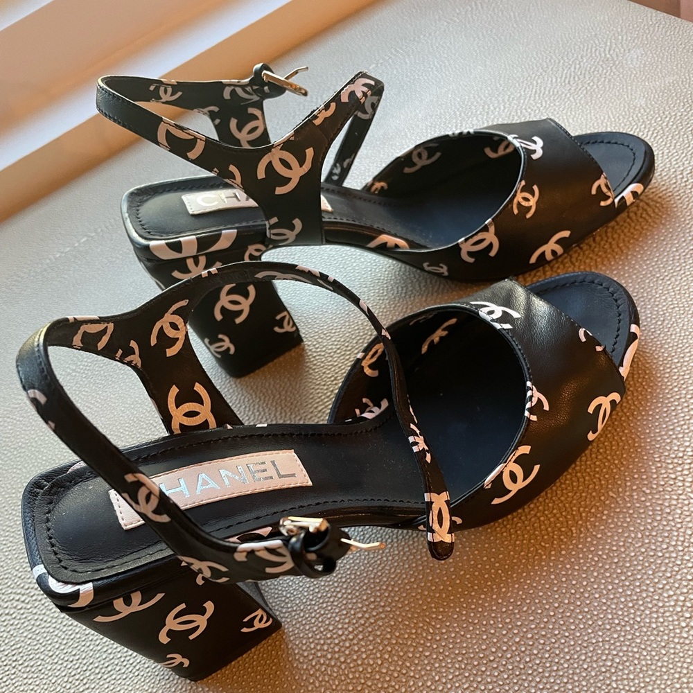 Sold as is -Chanel logo lambskin leather black white heels 40